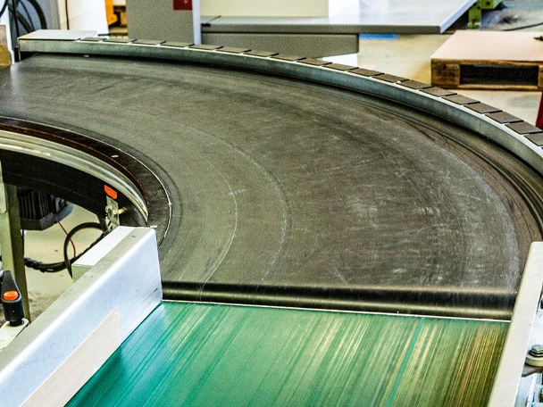 Curved conveyor belt