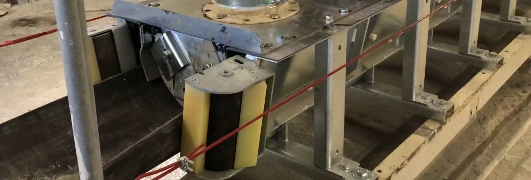 Staubkontrolle rund um Fördergurte Conveyor with Safeload installed against dust