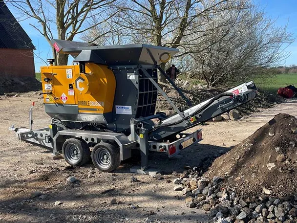Rubblecrusher RC150V on site on a car trailer