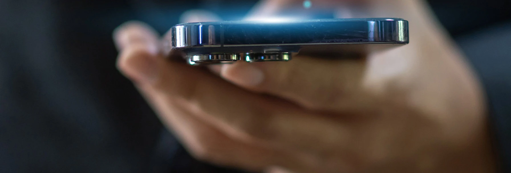 Have a Question or Need Assistance? Ein Smartphone wird in der Hand gehalten
