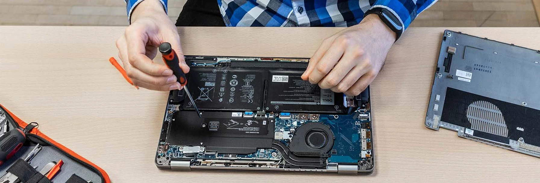 Ein Auszubildender des Bereiches Fachinformatiker für Systemintegration arbeitet an einem Laptop