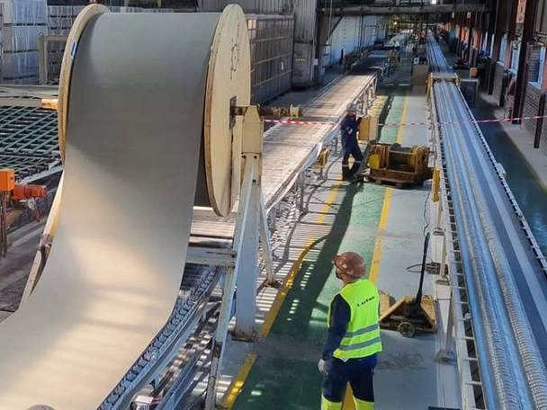 Installation of a setting belt at a plasterboard production facility