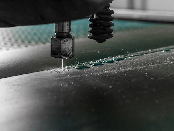 Wasserstrahltechnik: Detailansicht eines Wasserstrahls beim Zuschnitt