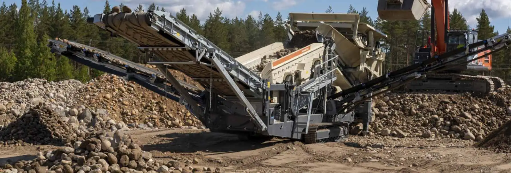 Metso ST2.8 mobile screening machine screening natural stones for landscaping