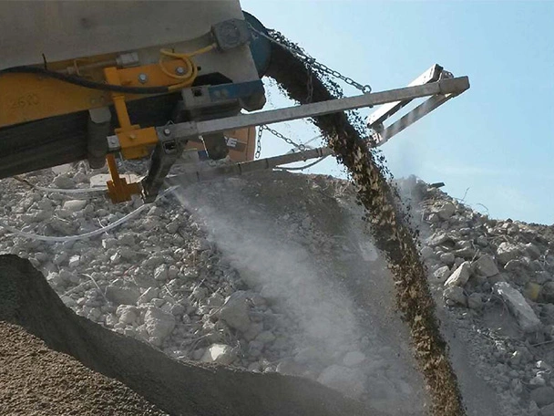 Dust suppression around conveyor belt discharge area