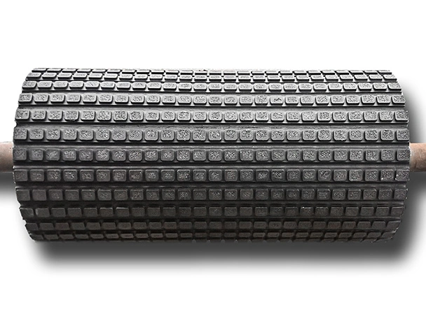 Conveyor belt drum lining with ceramic inserts