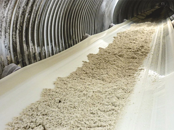 White PVG70 conveyor belt transporting wet lime