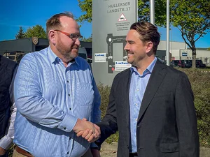 Handshake between CEO's Mr. Markus Püllen (Lutze Group) and Mr. Marko Salmela (Element)