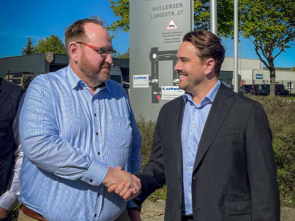 Handshake between CEO's Mr. Markus Püllen (Lutze Group) and Mr. Marko Salmela (Element)