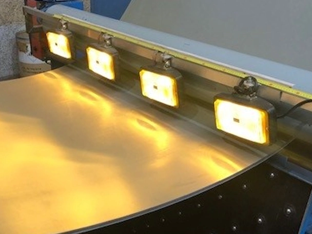 Lights on a setting belt for the plasterboard industry during a visual inspection