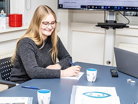 Mitarbeiterin der Lutze Group in einem Meeting