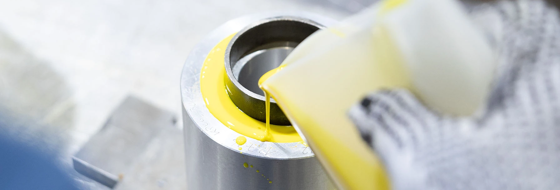 Gießvorgang in Nahansicht in der Kunststofftechnik
