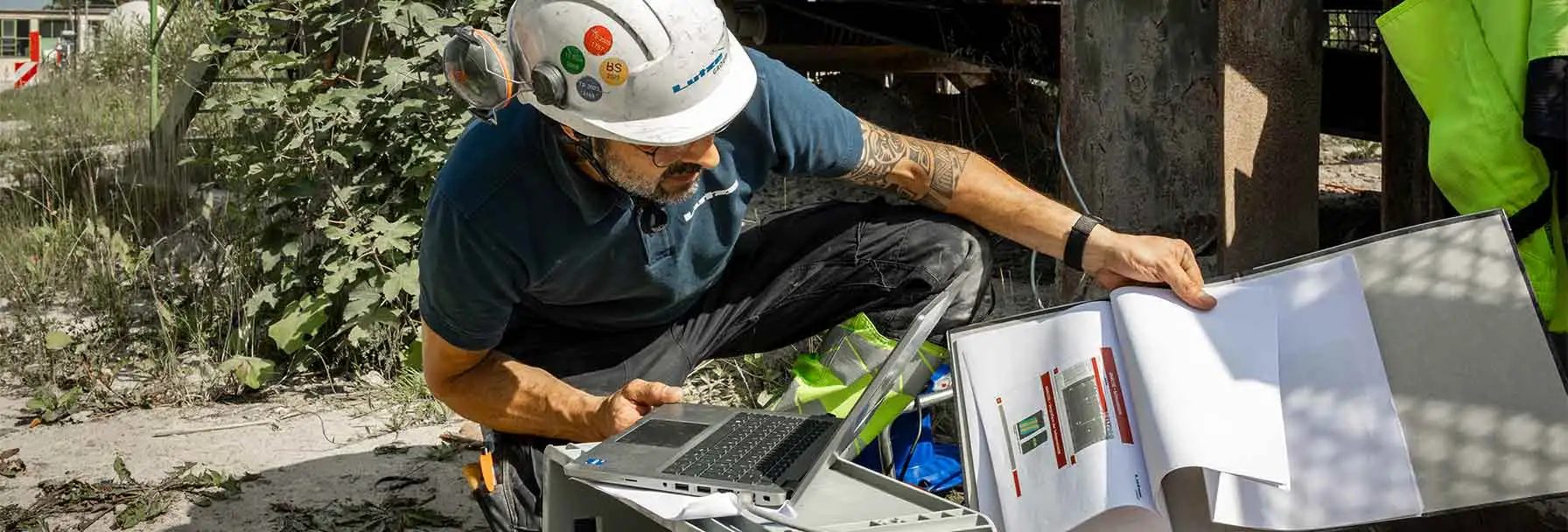 Person checking results of a steelcord conveyor belt scan