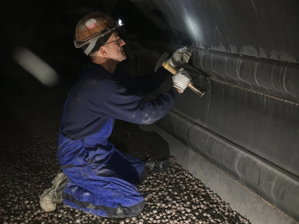 Maintenance inside grinding mill