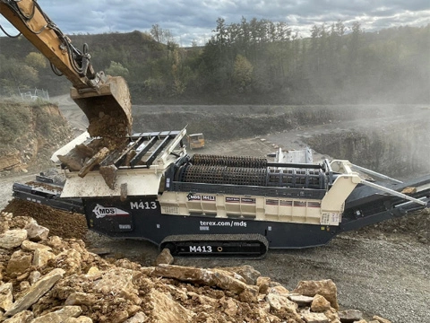 MDS M413 mobile trommel screen in operation inside a quarry
