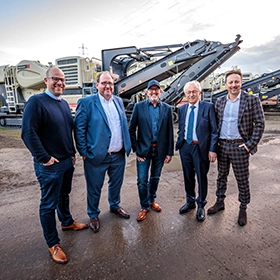 People from the Lutze Group and Fischer-Jung Aufbereitungstechnik GmbH posing for a picture