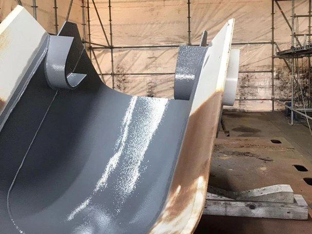 Protected wheel excavator bucket