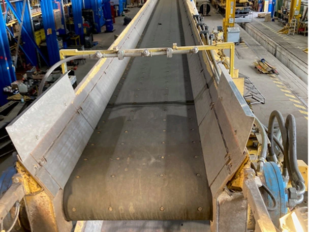 Belt installed on a chain conveyor