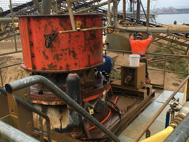 Service on Sandvik crusher
