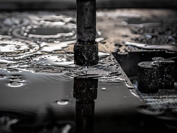 Water jet machine in detail during cutting | Wasserstrahlschneiden
