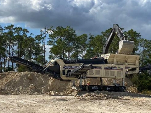 MDS M515 mobile trommel screen in elevated working position