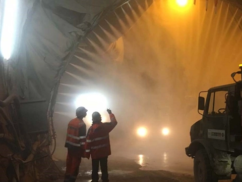 Dust suppression system in a mining shaft