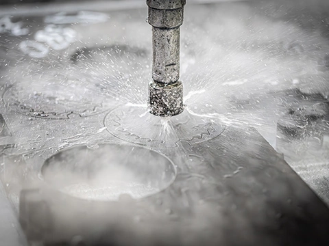 Waterjet machine in detail during cutting | Wasserstrahltechnik im Detail