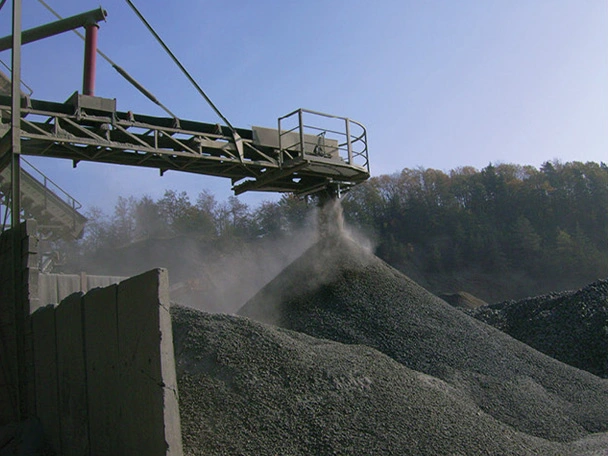 Dust suppression around conveyor belt discharge area