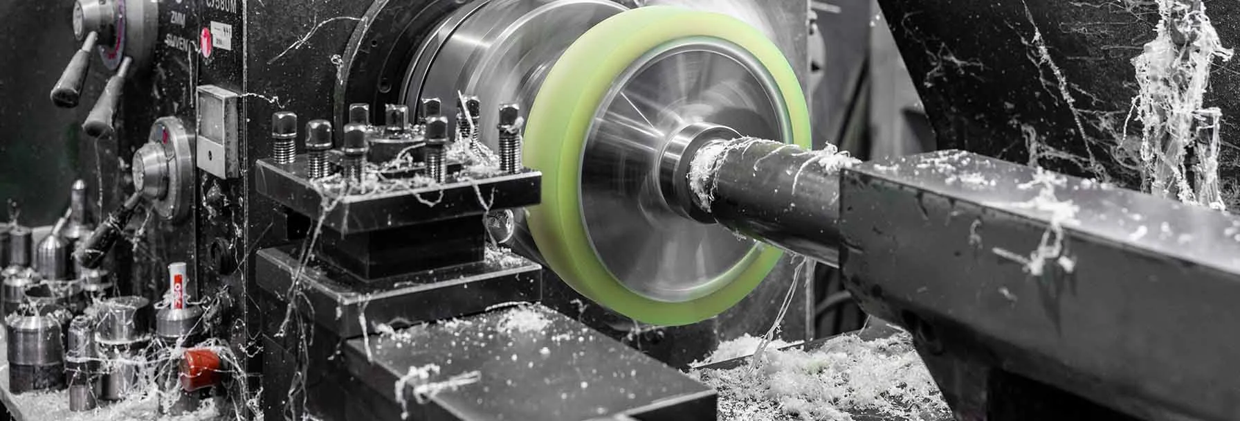 Zerspanungmechaniker (m/w/d) - Schwerpunkt Dreherei Nahansicht einer Drehmaschine der Kunststofftechnik
