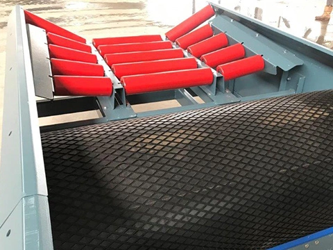 Conveyor belt idler station with idlers and tail drum